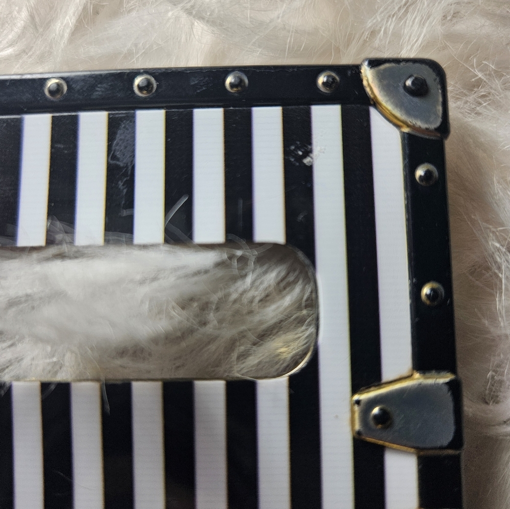 Galaxy S10 Case | Pink Dripping Lips Design | Striped Trunk-Style Phone Case - Picture 4 of 9
